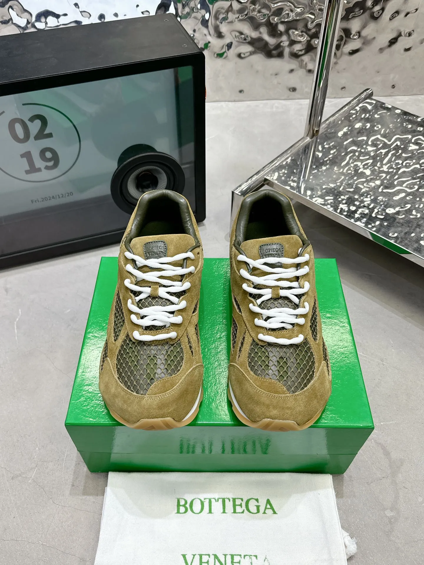 👟👟Ex-factory price 560👟👟 Men ➕20 💰𝐁𝐨𝐭𝐭𝐞𝐠𝐚 𝐕𝐞𝐧𝐞𝐭𝐚 Bodie Home Couple Style 👫BV Sports Shoes Wang Yibo Same Style Casual shoes for couples and dad shoes! Runner sneakers! Original purchase and development! Made of original lightweight technical mesh fabric, the same as the original version! The process is complicated! Paired with a geometric pattern designed rubber outsole, the higher version of the Wang Zha series is actually much taller, but the legs still look slim. Very nice. Durable and durable to play with, standard and version-matching shoe-packing technology. Look for high-end versions. The original outsole is exclusively molded, and the color-blocked TPU outsole is used. The material and weight are the same as the original! Size: Women’s size 35-41 (40 and 41 customized, non-refundable) Men’s size 39-45 (45 customized, non-refundable)